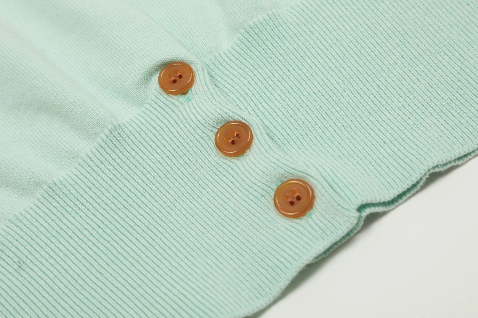 VIVI115 vivienne west wood Classic knitted sweater wool cardigan 2024 autumn latest model Exclusive and highest quality on the entire network Order with confidence - 🧩 15% merino cotton wool 85% wool blend 🧩Correct Italian 🇮🇹100% wool washed wheat logo 🧩Original purchase Real model opening 🧩Original purchase records and comparison pictures can be provided Place your order with confidence 🧩 Instant sale of all Taobao 300+ versions. The quality of the purchasing agent is excellent. It is definitely not a copywriter. It is a real good product. The actual product is far beyond the budget. Size: S -M- L Color: black, white, light green, purple, apricot